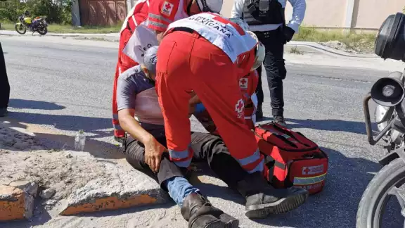 Paramédicos de la Cruz Roja Mexicana auxiliaron al lesionado Paramédicos de la Cruz Roja Mexicana auxiliaron al lesionado
