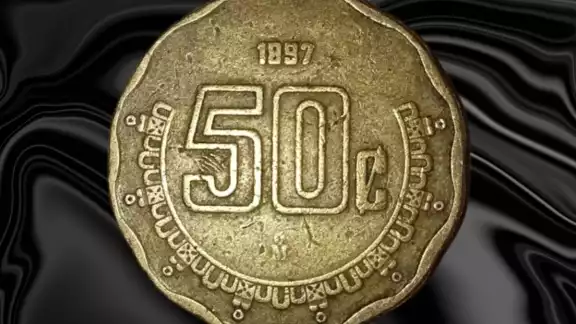 Pareciera una moneda normal de 50 centavos, pero cuenta con un fallo en su composición Pareciera una moneda normal de 50 centavos, pero cuenta con un fallo en su composición