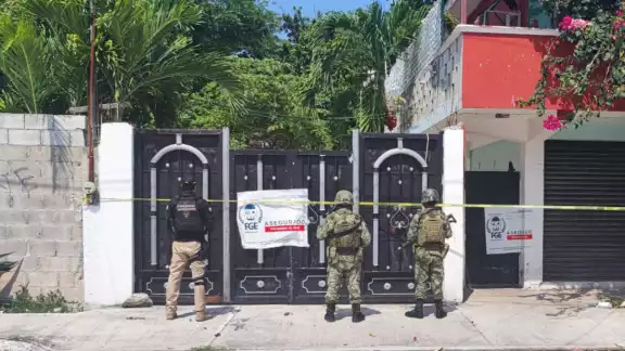 También se encontraron documentos, identificaciones y otros indicios relacionados con la venta de suministro de estupefacientes. También se encontraron documentos, identificaciones y otros indicios relacionados con la venta de suministro de estupefacientes.