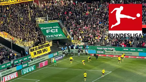 Varios futbolistas del Dortmund dejaron la imagen de la jornada al agacharse para recoger monedas doradas rellenas de chocolate y ayudar a los operarios a introducirlas en grandes bolsas
Varios futbolistas del Dortmund dejaron la imagen de la jornada al agacharse para recoger monedas doradas rellenas de chocolate y ayudar a los operarios a introducirlas en grandes bolsas