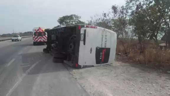 Exceso de velocidad provocó que el operador perdiera el control a pocos kilómetros de llegar a su destino.