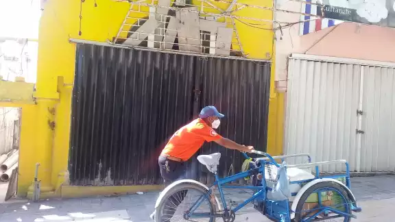 Muchos no podían endeudarse para mantenerse abiertos Muchos no podían endeudarse para mantenerse abiertos