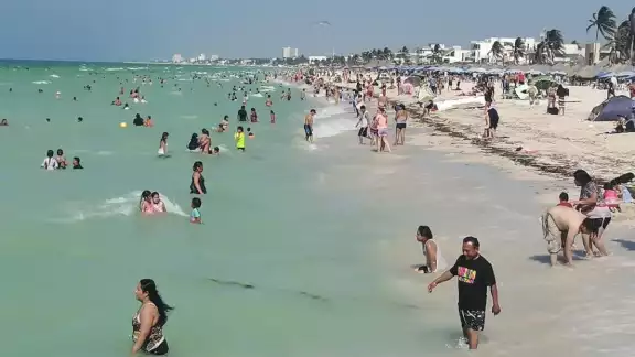 Al menos 10 mil personas habrían acudido a las playas de Progreso este domingo Al menos 10 mil personas habrían acudido a las playas de Progreso este domingo
