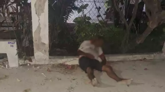Los vecinos pensaban que estaba durmiendo Los vecinos pensaban que estaba durmiendo