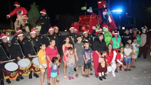 Familias de Mérida disfrutaron de la música, diversión y regalos Familias de Mérida disfrutaron de la música, diversión y regalos