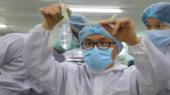 Un ginecólogo malasio creó el primer preservativo unisex del mundo, hecho de material de calidad médica