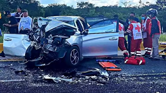 La mujer murió prensada en el auto La mujer murió prensada en el auto