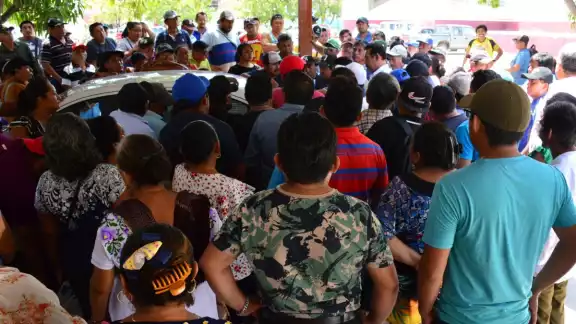Concentrados en el estacionamiento de la Sader esperaron la presencia del funcionario federal para exponer su inconformidad Concentrados en el estacionamiento de la Sader esperaron la presencia del funcionario federal para exponer su inconformidad