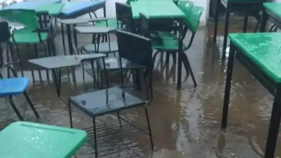 Los salones de clases de las primarias de Izamal quedaron inundados por las lluvias Los salones de clases de las primarias de Izamal quedaron inundados por las lluvias