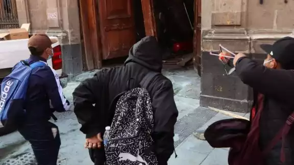 Un grupo de jóvenes rompieron la puerta 8 de Palacio Nacional Un grupo de jóvenes rompieron la puerta 8 de Palacio Nacional