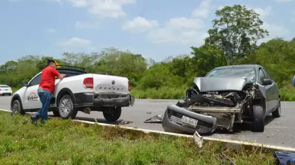 El conductor de uno de los autos resultó con lesiones El conductor de uno de los autos resultó con lesiones