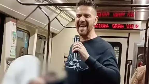 De fundador de Locomía a cantar en el metro para sobrevivir De fundador de Locomía a cantar en el metro para sobrevivir