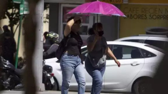 Se recomienda tomar mucha agua y así evitar un golpe de calor Se recomienda tomar mucha agua y así evitar un golpe de calor
