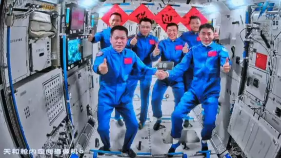 Los tres astronautas a bordo de la nave espacial Shenzhou-18 entraron a la estación espacial del país y se reunieron con otro trío de astronautas Los tres astronautas a bordo de la nave espacial Shenzhou-18 entraron a la estación espacial del país y se reunieron con otro trío de astronautas