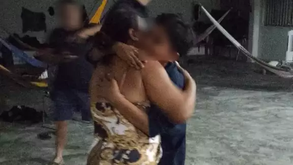 El menor fue auxiliado por policías luego de que los empleados de la gasolinera solicitaran apoyo El menor fue auxiliado por policías luego de que los empleados de la gasolinera solicitaran apoyo