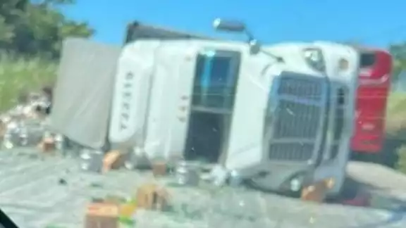El tráiler quedó volcado, donde su conductor resultó ileso