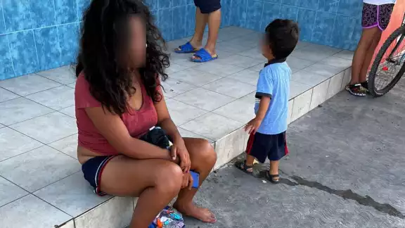 Fue ayudada por vecinos, que llamaron a la autoridad. Fue ayudada por vecinos, que llamaron a la autoridad.