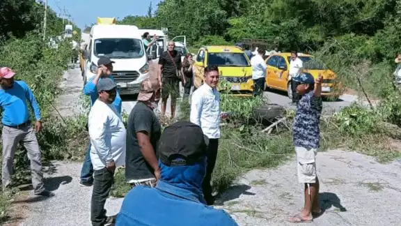 Los quejosos aseguraron que la vialidad se cerrará por tiempo indefinido, hasta que haya soluciones. Los quejosos aseguraron que la vialidad se cerrará por tiempo indefinido, hasta que haya soluciones.