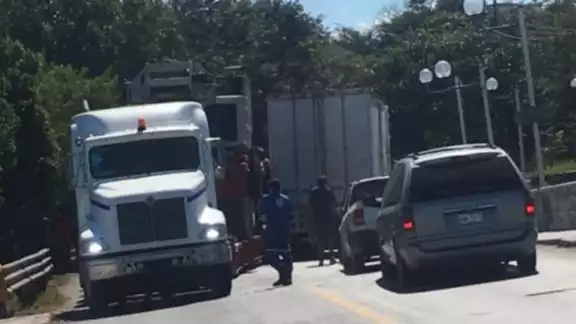Dos tráilers chocaron en pleno puente de Champotón dejando daños materiales considerables