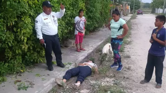 Una mujer no pudo controlar su motocicleta en Escárcega Una mujer no pudo controlar su motocicleta en Escárcega
