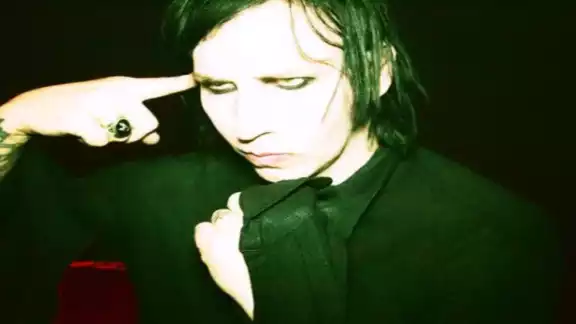 Marilyn Manson se volvió tendencia en redes sociales, luego de que se compartiera una imagen del cantante, con unos años de más