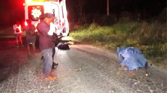 El cuerpo del abuelito quedó 10 metros lejos de su motocicleta El cuerpo del abuelito quedó 10 metros lejos de su motocicleta