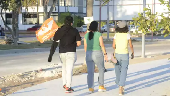 La ciudadanía no parece estar dispuesta a acompañar a los aspirantes en sus caminatas por las colonias de Cancún; los de algunos partidos ni se asoman La ciudadanía no parece estar dispuesta a acompañar a los aspirantes en sus caminatas por las colonias de Cancún; los de algunos partidos ni se asoman