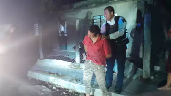El hombre fue linchado y entregado a la policía El hombre fue linchado y entregado a la policía