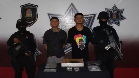 Ambos hombres intercambiaban sustancias prohibidas, pero al notar la presencia policíaca, trataron de darse a la fuga Ambos hombres intercambiaban sustancias prohibidas, pero al notar la presencia policíaca, trataron de darse a la fuga