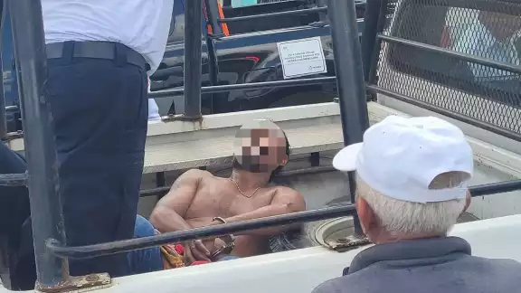 Entre los gritos y lágrimas del criminal intento evitar que lo continuaran golpeando. Entre los gritos y lágrimas del criminal intento evitar que lo continuaran golpeando.