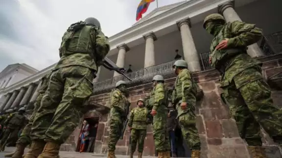 La crisis que vive Ecuador es el resultado de diversos factores que se relacionan con el crecimiento del crimen organizado y la incapacidad del gobierno para combatirlo efectivamente La crisis que vive Ecuador es el resultado de diversos factores que se relacionan con el crecimiento del crimen organizado y la incapacidad del gobierno para combatirlo efectivamente