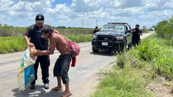 Los policías hicieron que el hombre regrese los huesos al cementerio Los policías hicieron que el hombre regrese los huesos al cementerio
