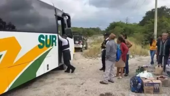 El camionero fue detenido por policías para el trámite correspondiente