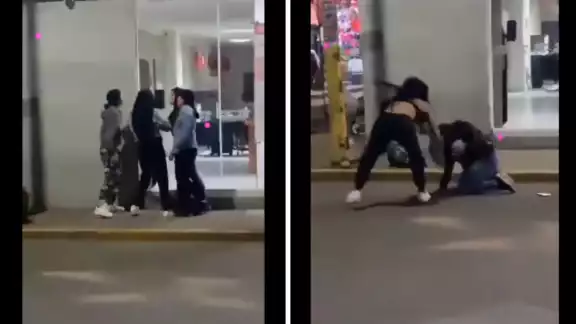 Una de las jóvenes quedó sin ropa tras los jaloneos