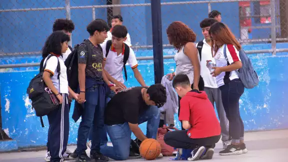 Las instituciones educativas tienen la responsabilidad de seguir las indicaciones de las autoridades Las instituciones educativas tienen la responsabilidad de seguir las indicaciones de las autoridades
