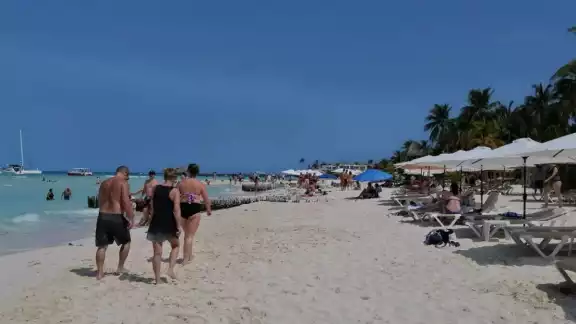 Quieren obligar a todos los bañistas a alquilar sus camastros y sombrillas, aunque muchos prefieren llevar sus toallas Quieren obligar a todos los bañistas a alquilar sus camastros y sombrillas, aunque muchos prefieren llevar sus toallas
