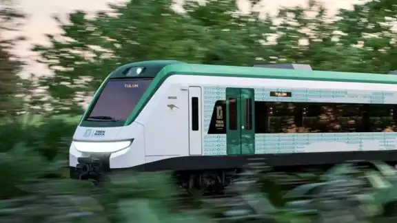 Los pasajeros hicieron largas filas para poder abordarlo Los pasajeros hicieron largas filas para poder abordarlo