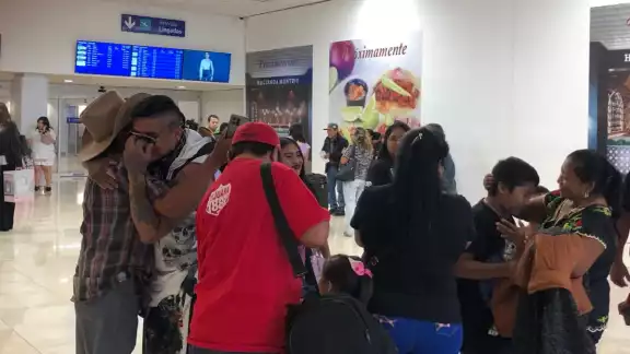 Tras varios minutos, hizo aparición el paisano, quien fue recibido con abrazos de su familia y de su hijo Tras varios minutos, hizo aparición el paisano, quien fue recibido con abrazos de su familia y de su hijo
