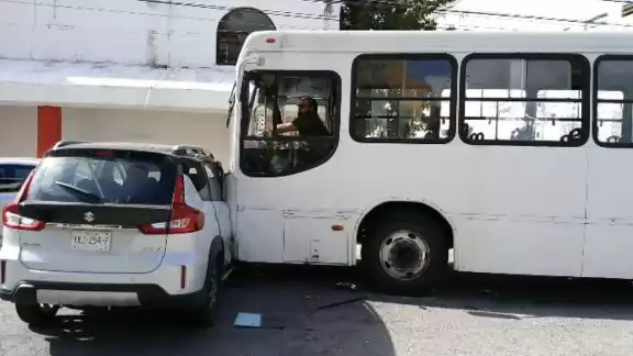 Los propietarios de los automóviles estacionados fueron avisados de lo ocurrido a sus unidades
