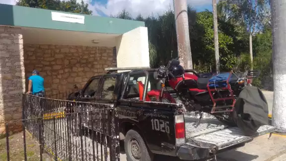 Para descartar posibles heridas internas una patrulla de la Policía Municipal lo trasladó a la clínica del IMSS