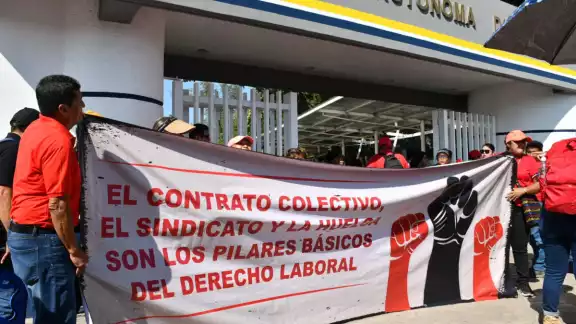 Esta decisión que afecta a más de 10,000 estudiantes Esta decisión que afecta a más de 10,000 estudiantes
