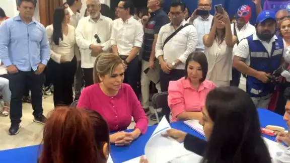 Acudió a la sede del PAN para oficializar su reelección para ser Alcaldesa. Acudió a la sede del PAN para oficializar su reelección para ser Alcaldesa.