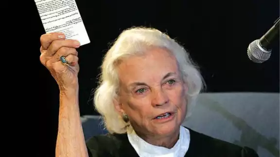 Sandra Day Carter, quien se convirtiera en la primera mujer en ocupar el cargo de juez en el Tribunal Supremo (TS) de los Estados Unidos, fallecío a los 93 años. Sandra Day Carter, quien se convirtiera en la primera mujer en ocupar el cargo de juez en el Tribunal Supremo (TS) de los Estados Unidos, fallecío a los 93 años.
