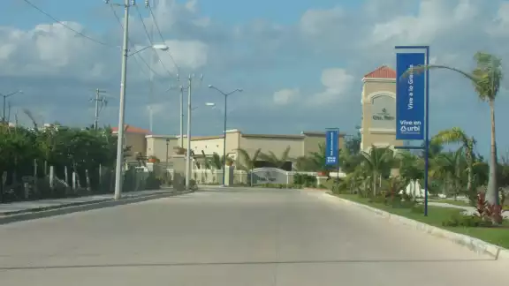 Más de 4 mil familias viven en Urbi Villa del Rey sin drenaje ni conexión de agua potable