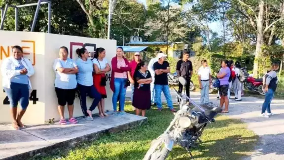 Los padres tomaron la instalación para exigir destitución de maestro Los padres tomaron la instalación para exigir destitución de maestro
