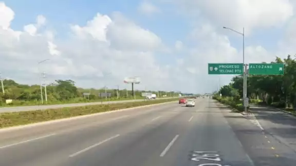 Automovilistas utilizan la vía como una pista de carreras Automovilistas utilizan la vía como una pista de carreras