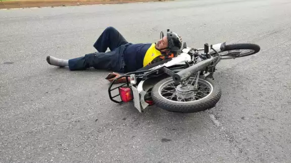 Automovilistas que pasaban por la zona auxiliaron al guiador Automovilistas que pasaban por la zona auxiliaron al guiador