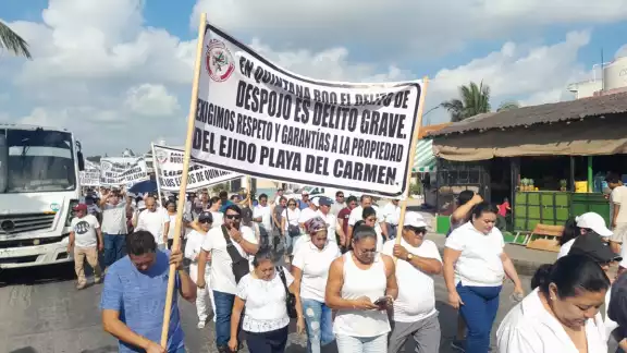 Los manifestantes se encaminan a la Fiscalía General del Estado