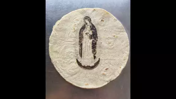 Los comerciantes toman ese día para ofrecer y poner a la venta artículos con la imagen de la Virgen Morena