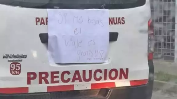 La situación ha causado un momento divertido entre los demás automovilistas y transeúntes La situación ha causado un momento divertido entre los demás automovilistas y transeúntes